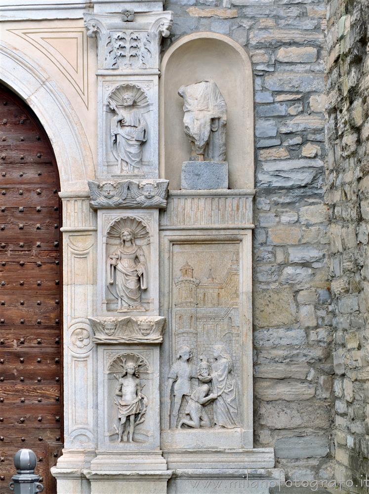 Torno (Como) - Metà destra del portale della Chiesa di San Giovanni Battista